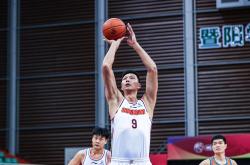 广东男篮客场险胜，队员奋勇拼搏盼进前八的简单介绍