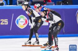 惊险战役：加拿大和韩国短道速滑选手激战