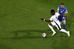 足球比赛中队员们的努力得到了认可