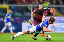 高强度足球比赛中球员拼尽全力争胜