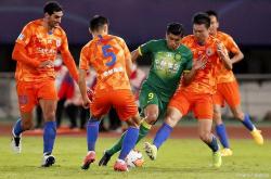 中超赛场再现激烈对抗，球员全力拼搏的简单介绍