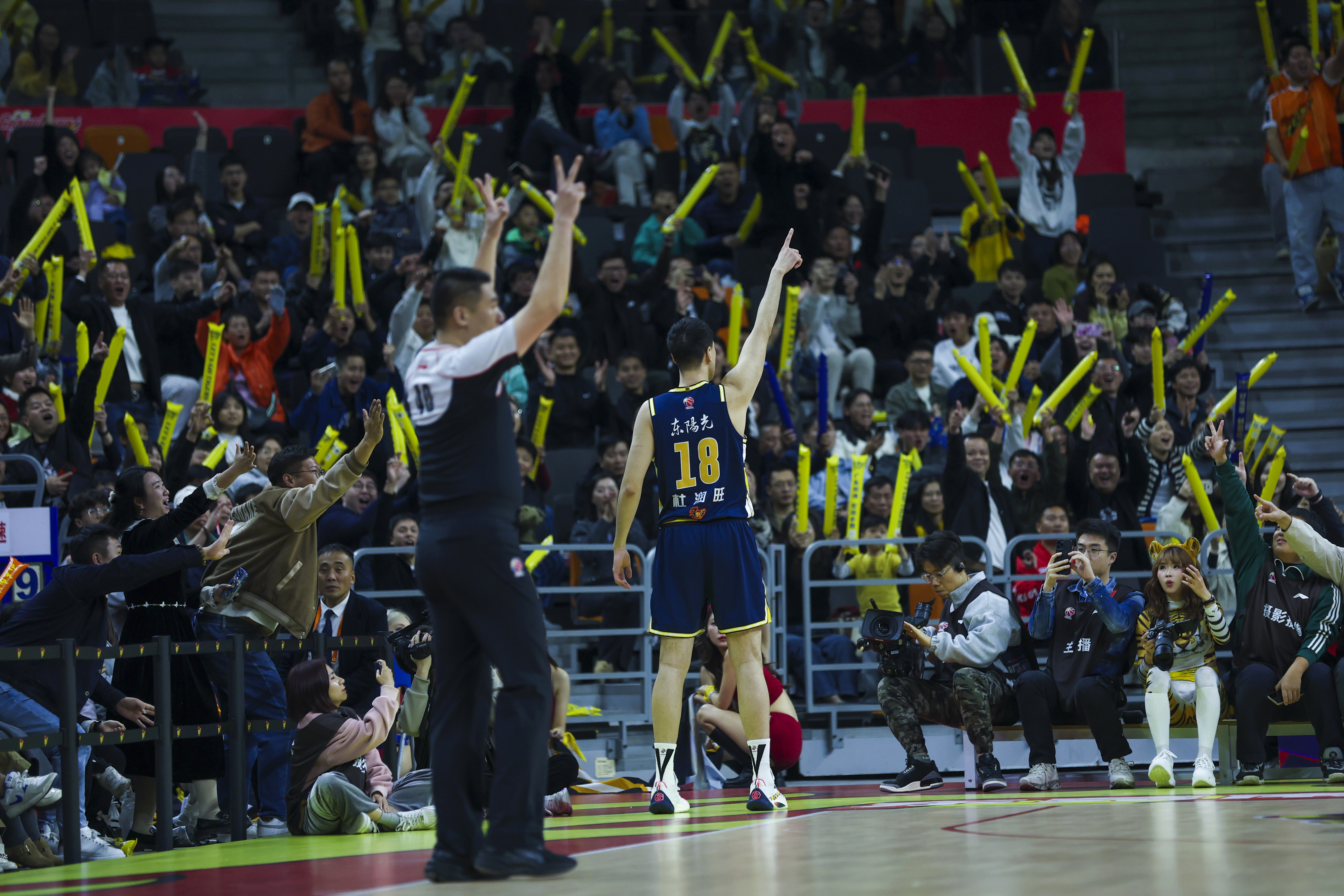 广东男篮成功结束连胜，与山东队激烈对决的简单介绍