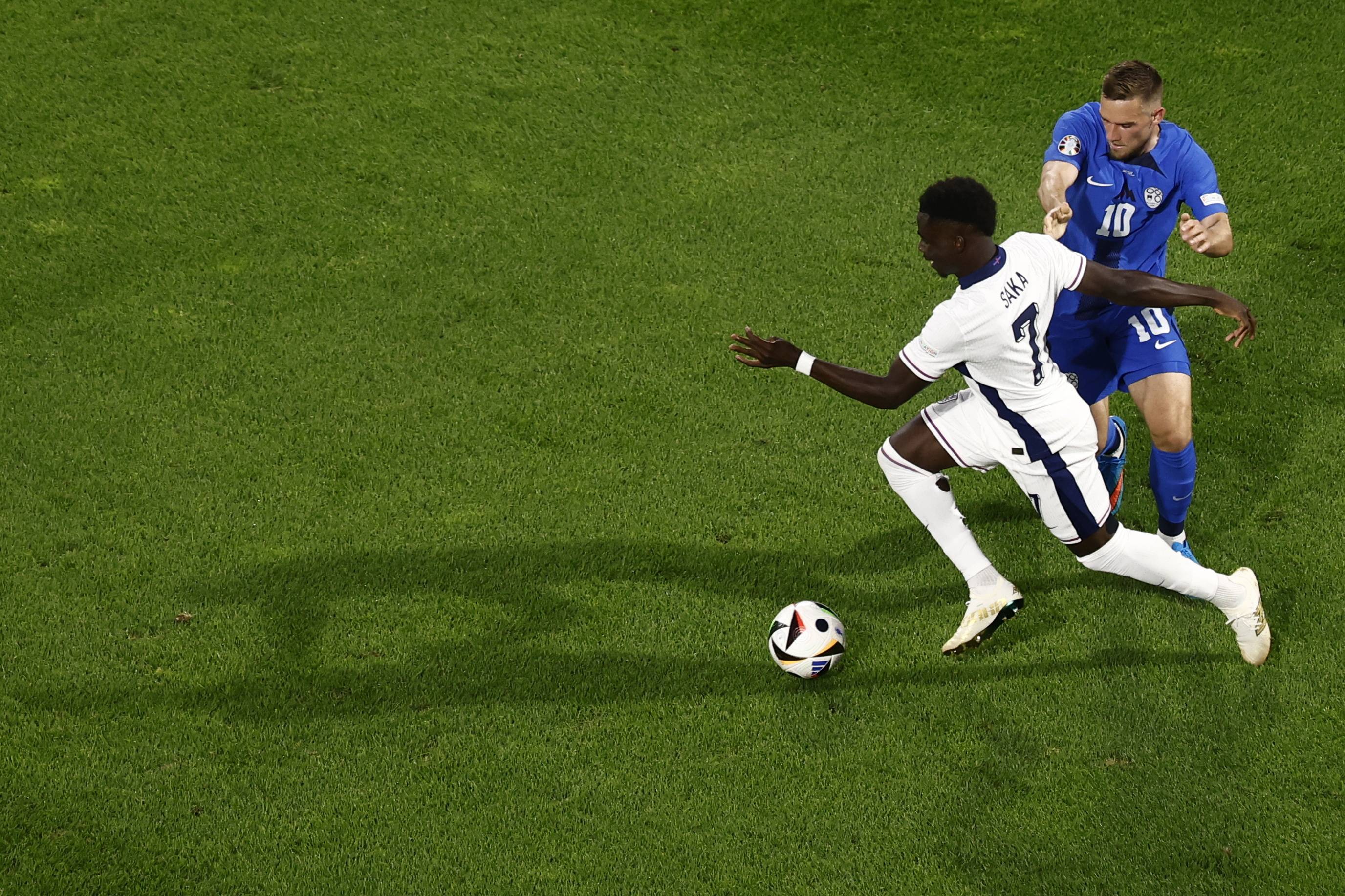 足球比赛中队员们的努力得到了认可