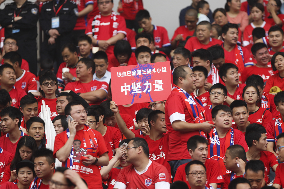 足球比赛中队员们的努力得到了认可