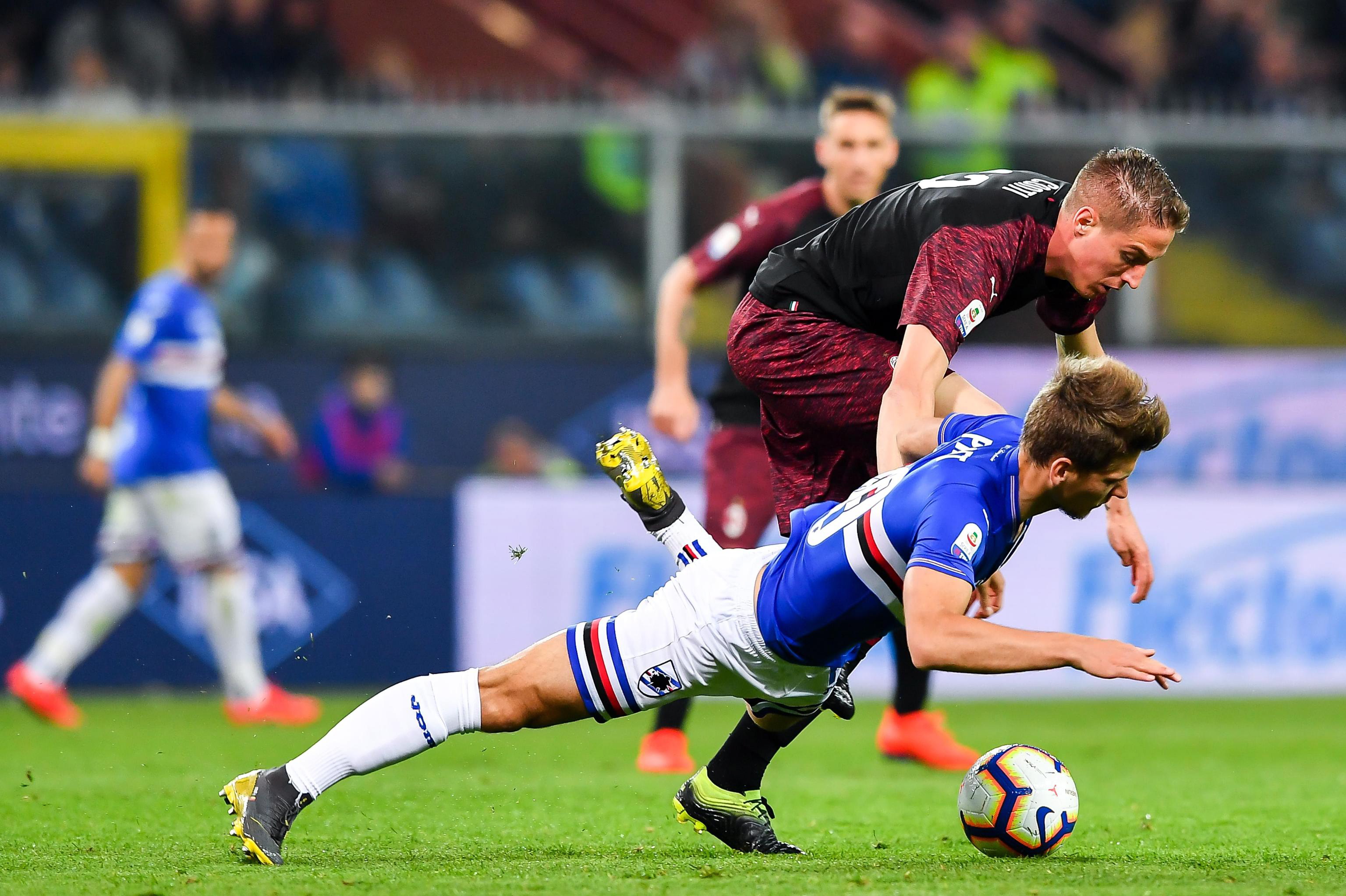 高强度足球比赛中球员拼尽全力争胜