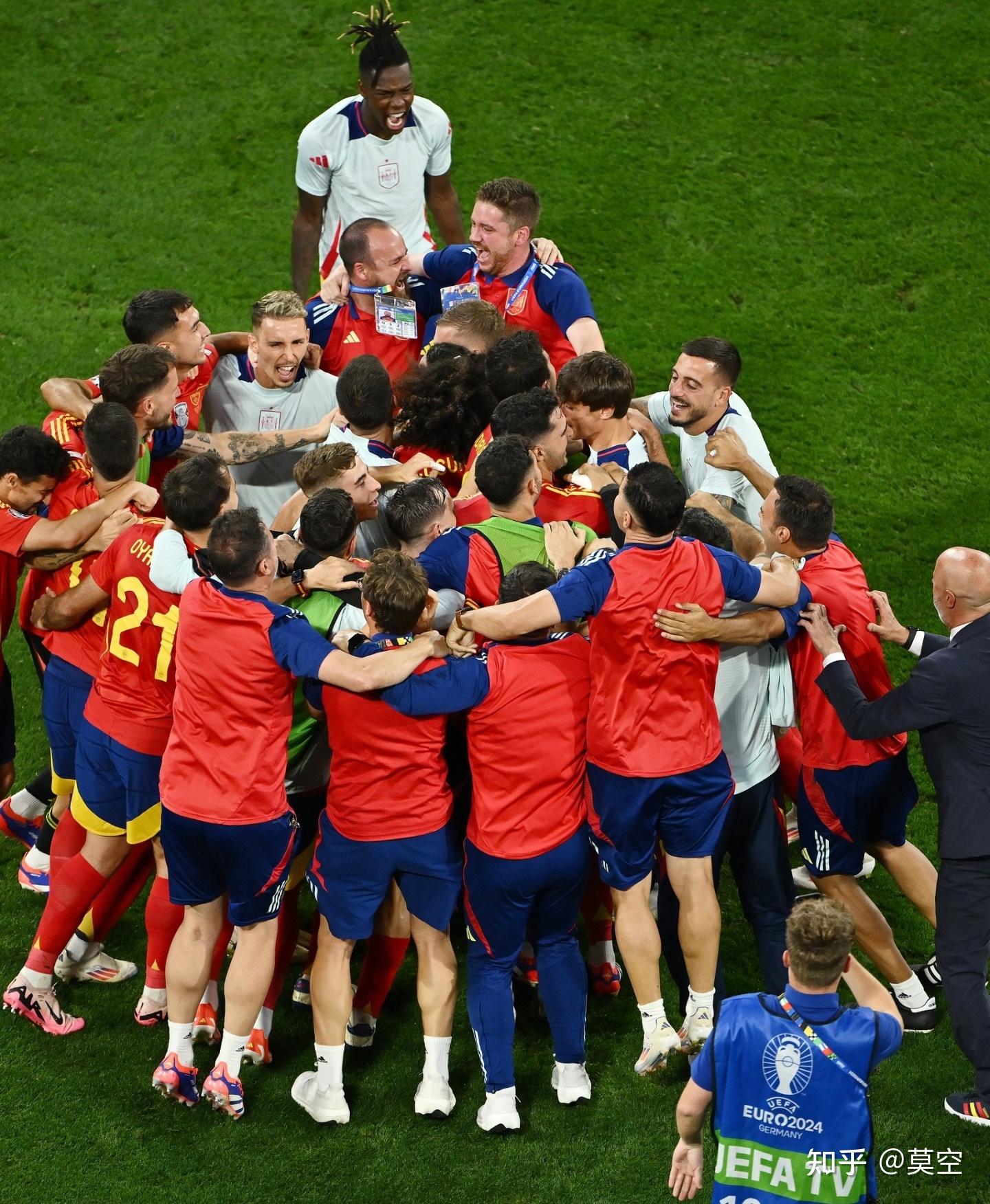 高强度足球比赛中球员拼尽全力争胜