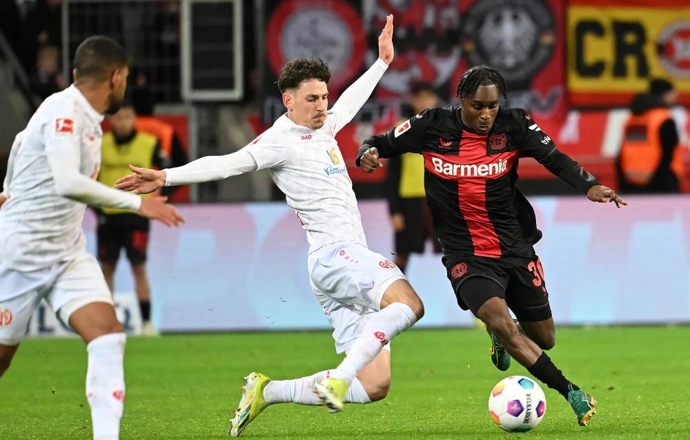 包含不莱梅战平，保持不败连胜纪录的词条