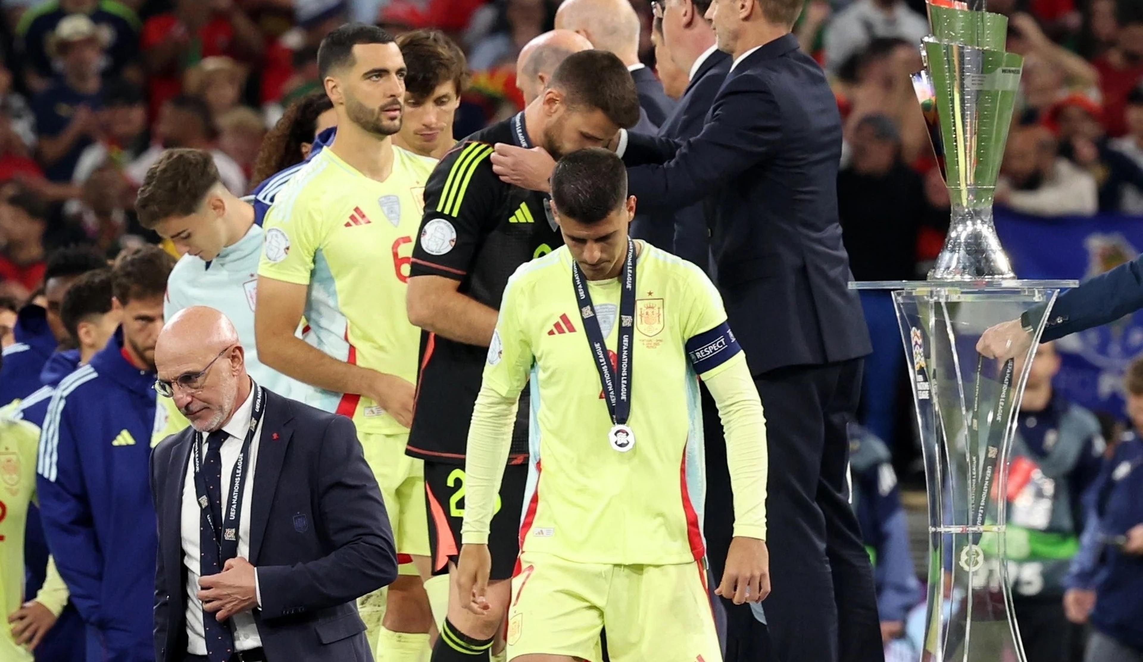 包含篮球赛场焦点：西班牙队击败澳大利亚队晋级决赛的词条