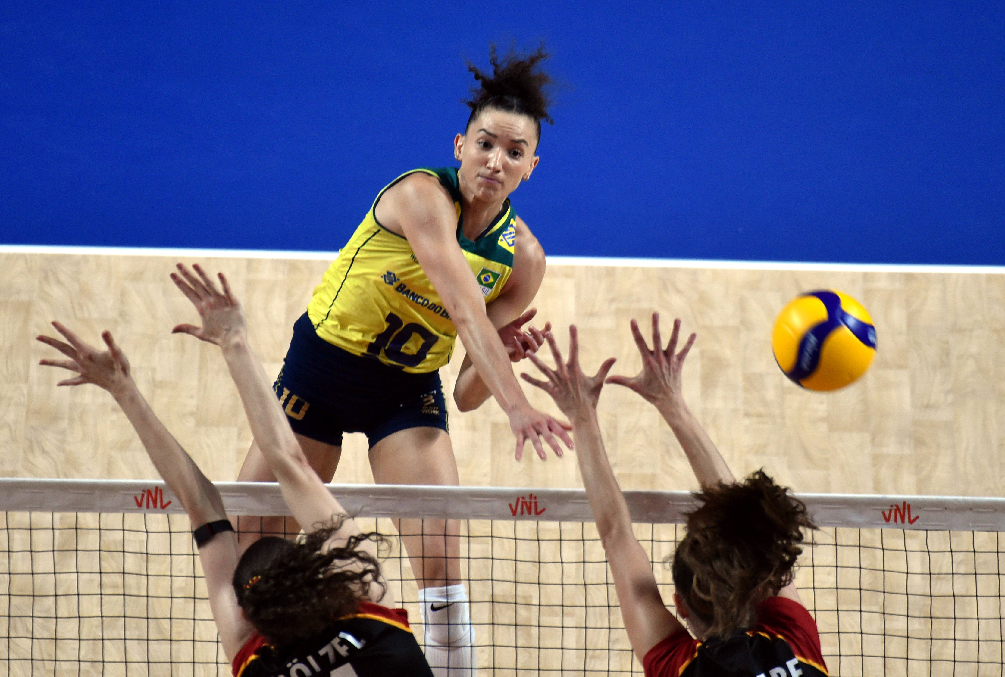 巴西代表团在沙滩排球比赛中崭露头角