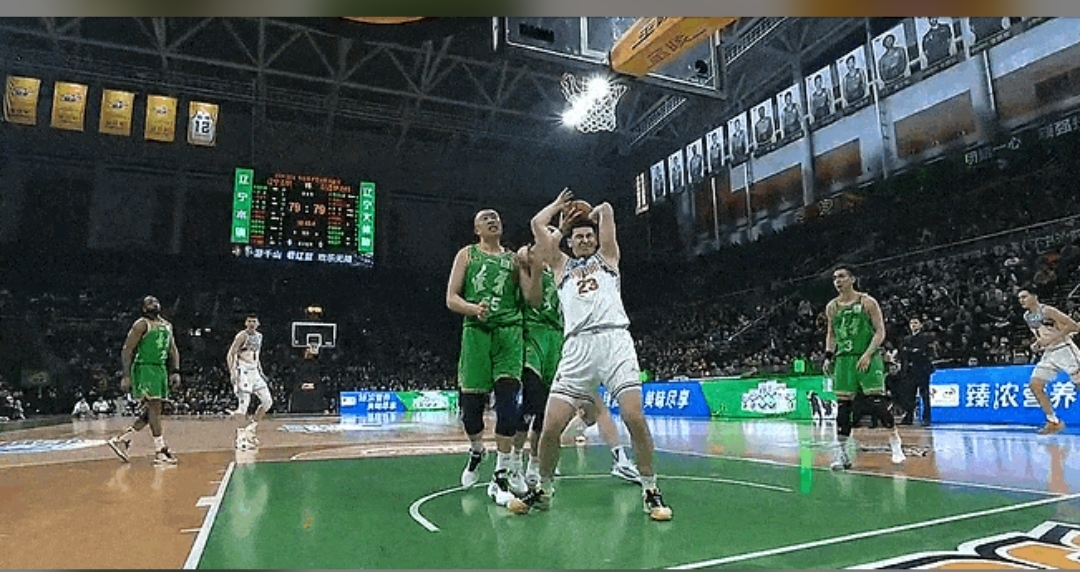 新一轮篮球赛事引发球迷热烈讨论