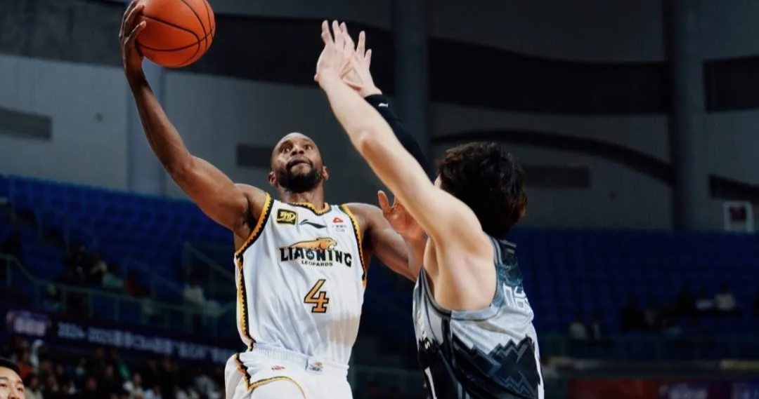 新一轮篮球赛事引发球迷热烈讨论