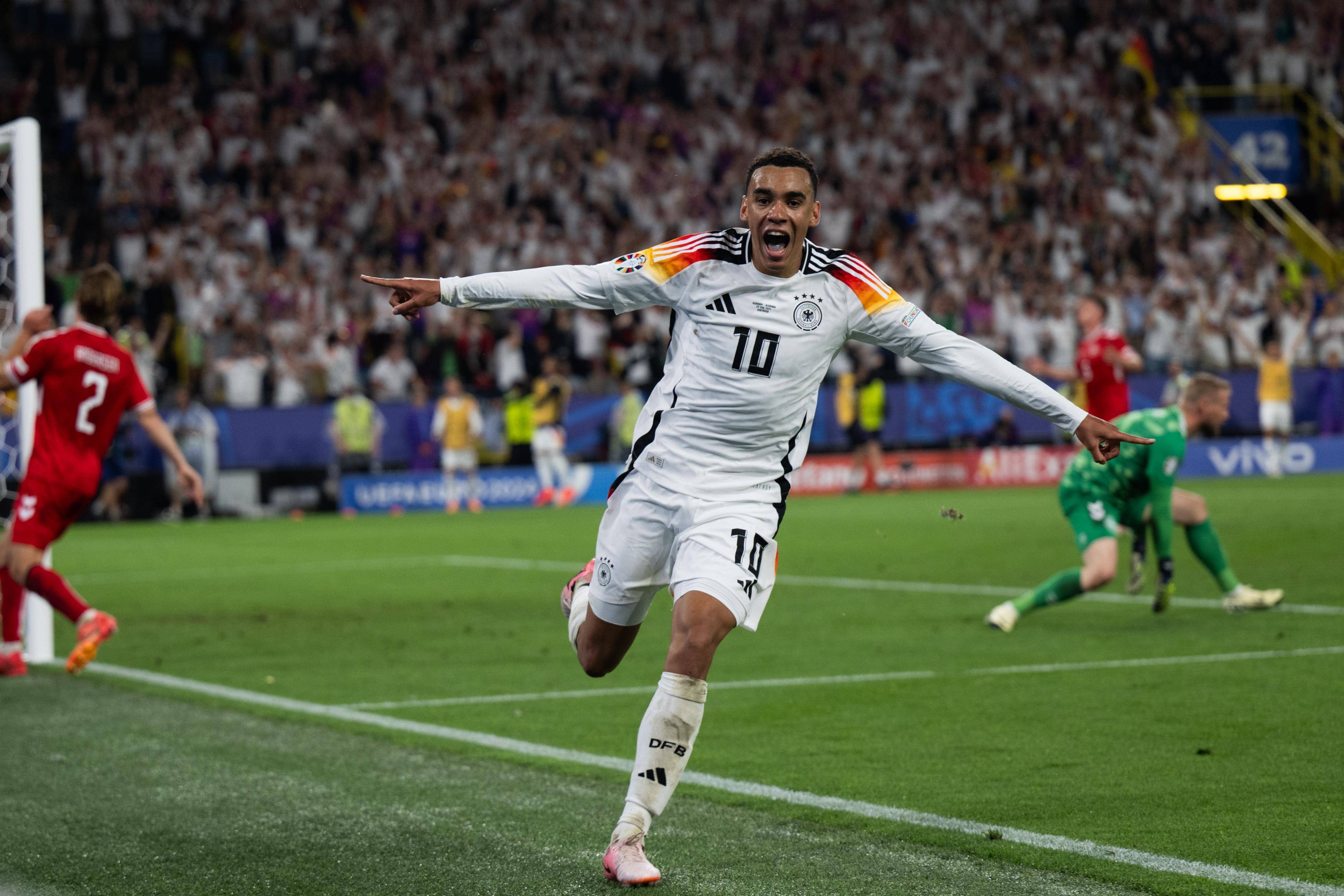 德国在客场比赛中取得胜利，赢得关键三分