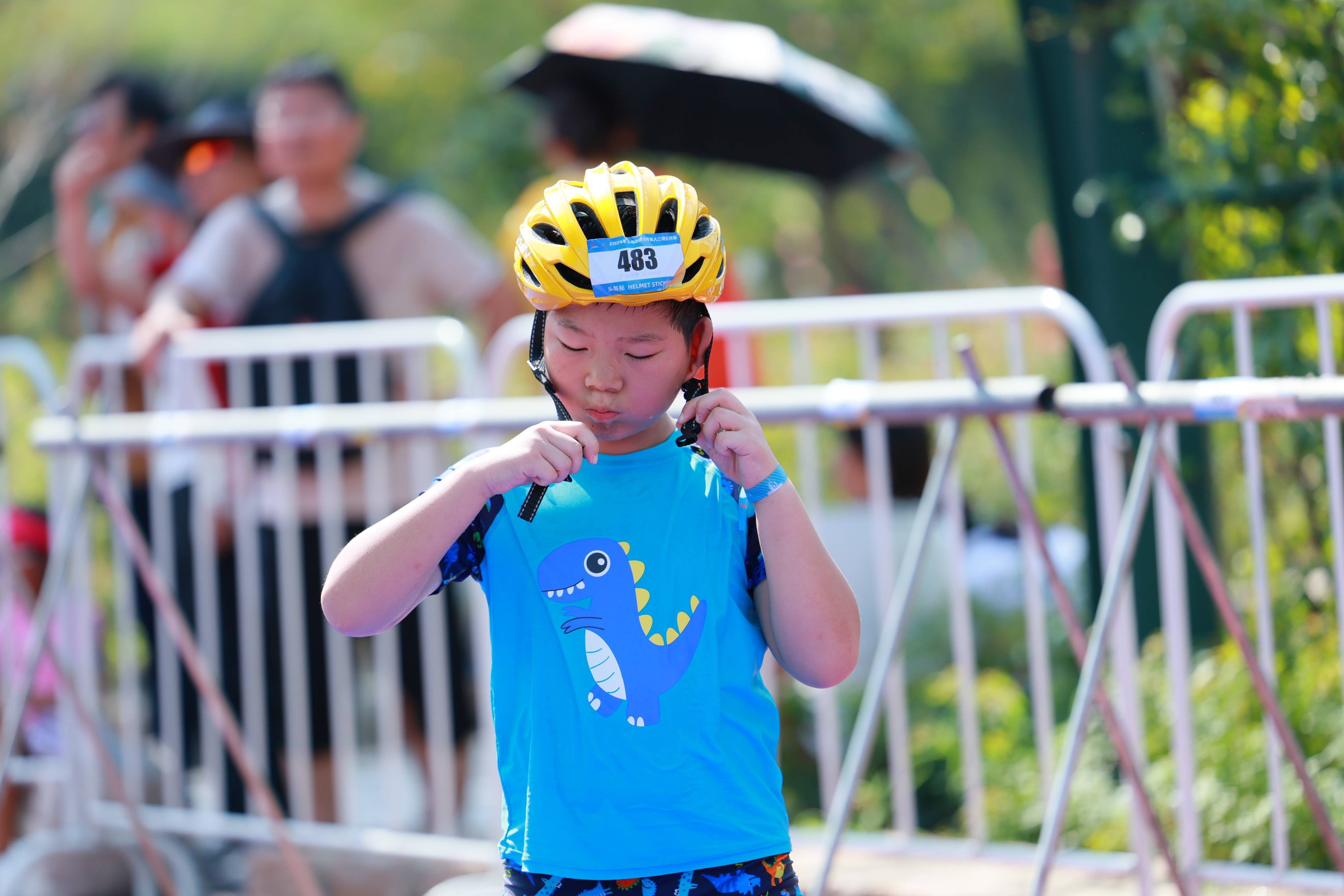 包含争先恐后赛出能力精英尽展风采的词条