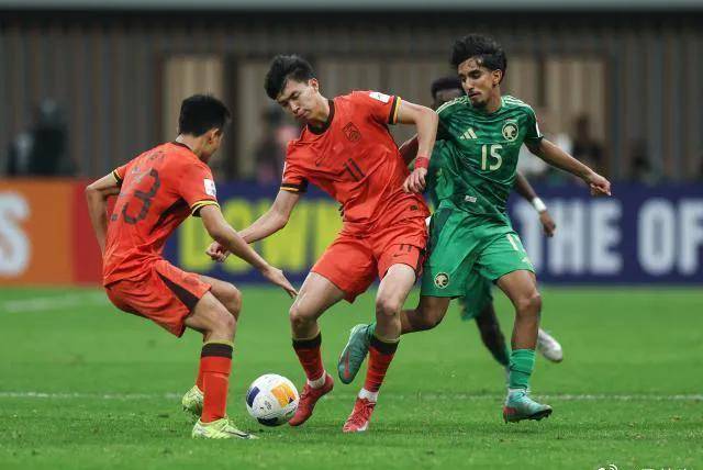 足球聚焦：球员表现抢眼，球队士气高涨