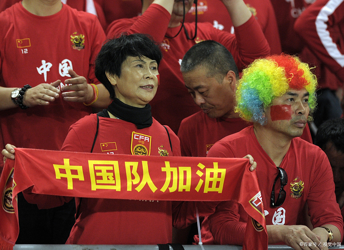 球队精神风貌鼓舞球迷，引领球队向胜利前进