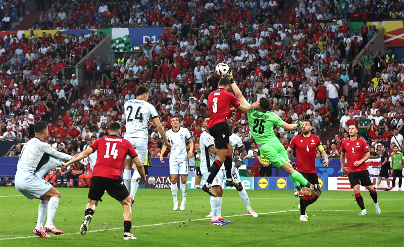 西班牙队在对阵格鲁吉亚比赛中取得胜利 西班牙队在对阵格鲁吉亚比赛中取得胜利