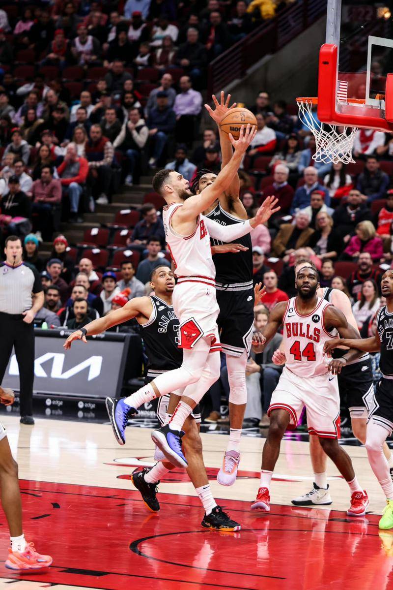 猛龙主场大胜公牛，继续蝉联首位