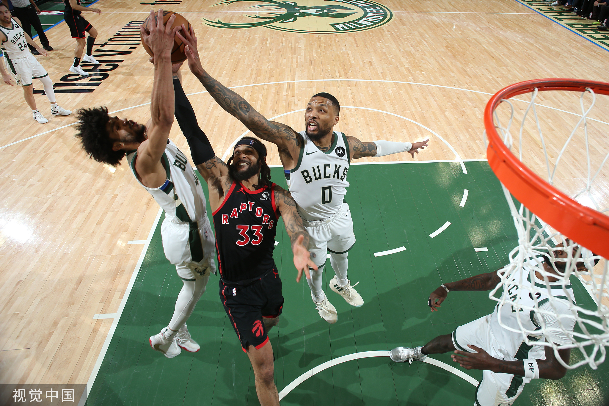 雄鹿负猛龙，米德尔顿独造28分。