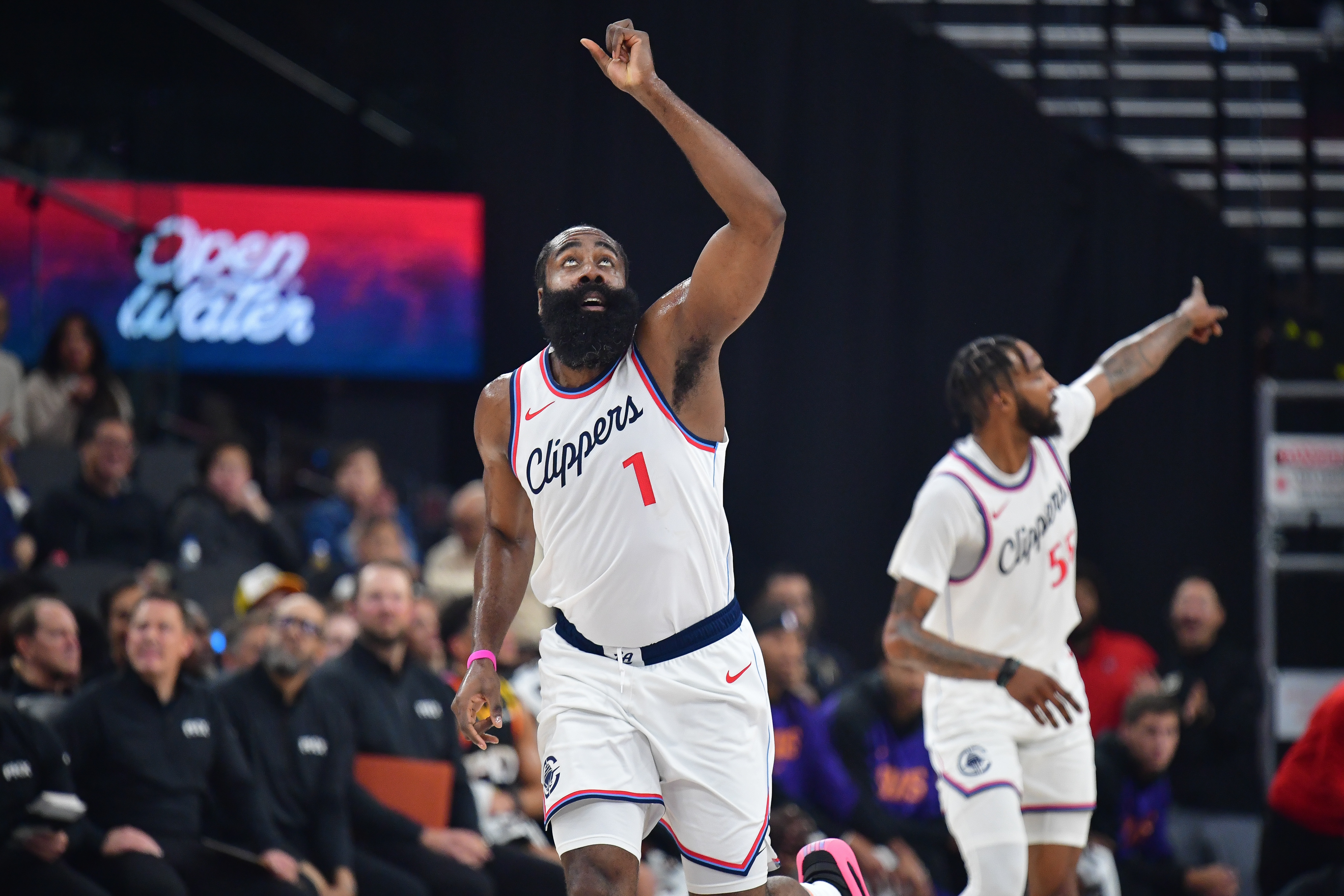 火箭险胜马刺，哈登狂砍40+得分