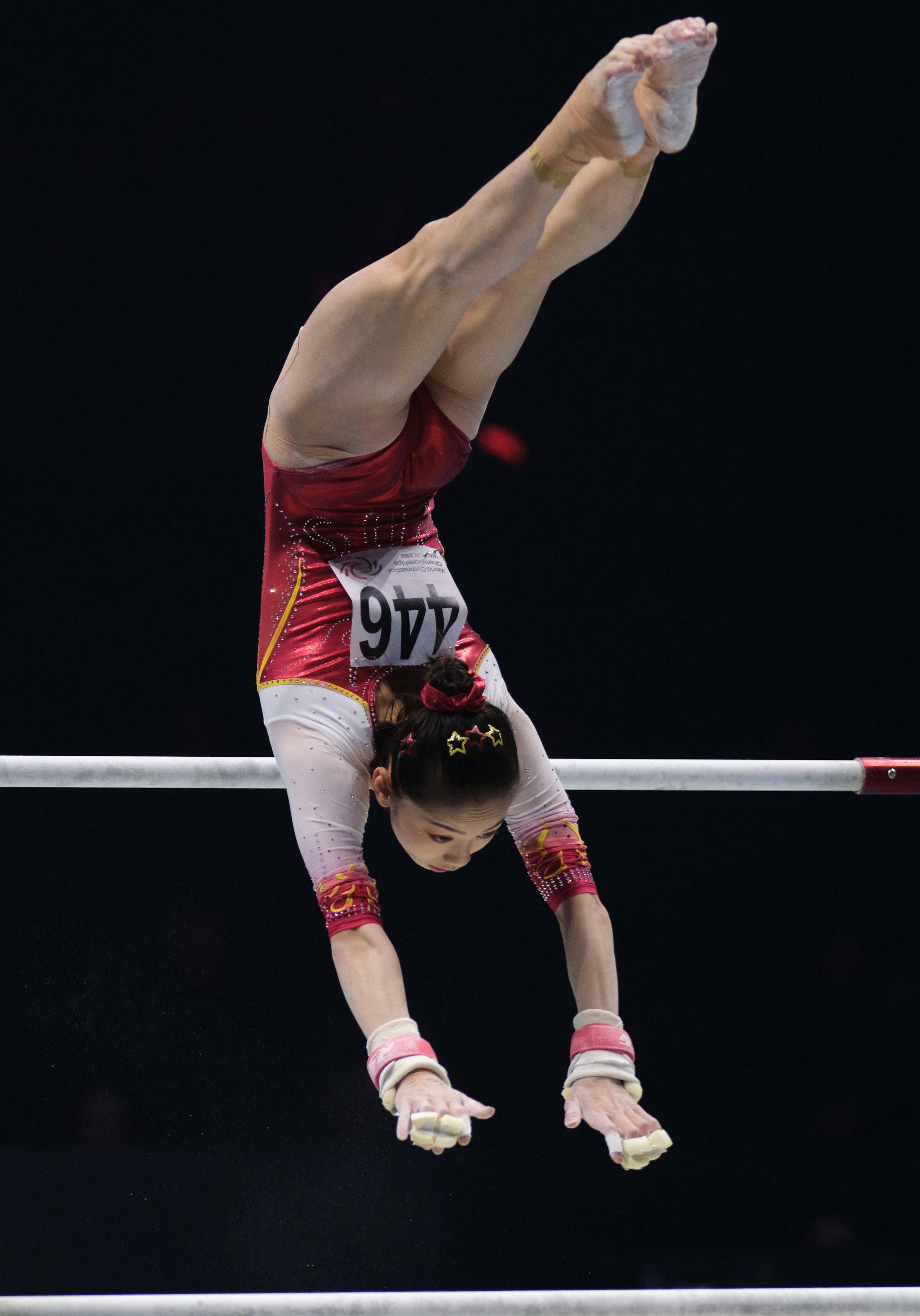 体操选手精妙动作，赢得好评