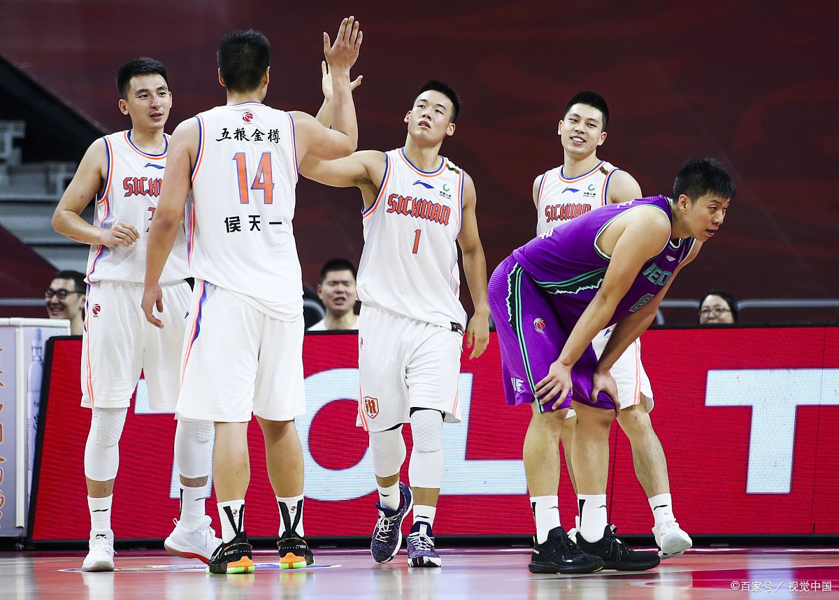 四川男篮在比赛中表现抢眼，打破对手