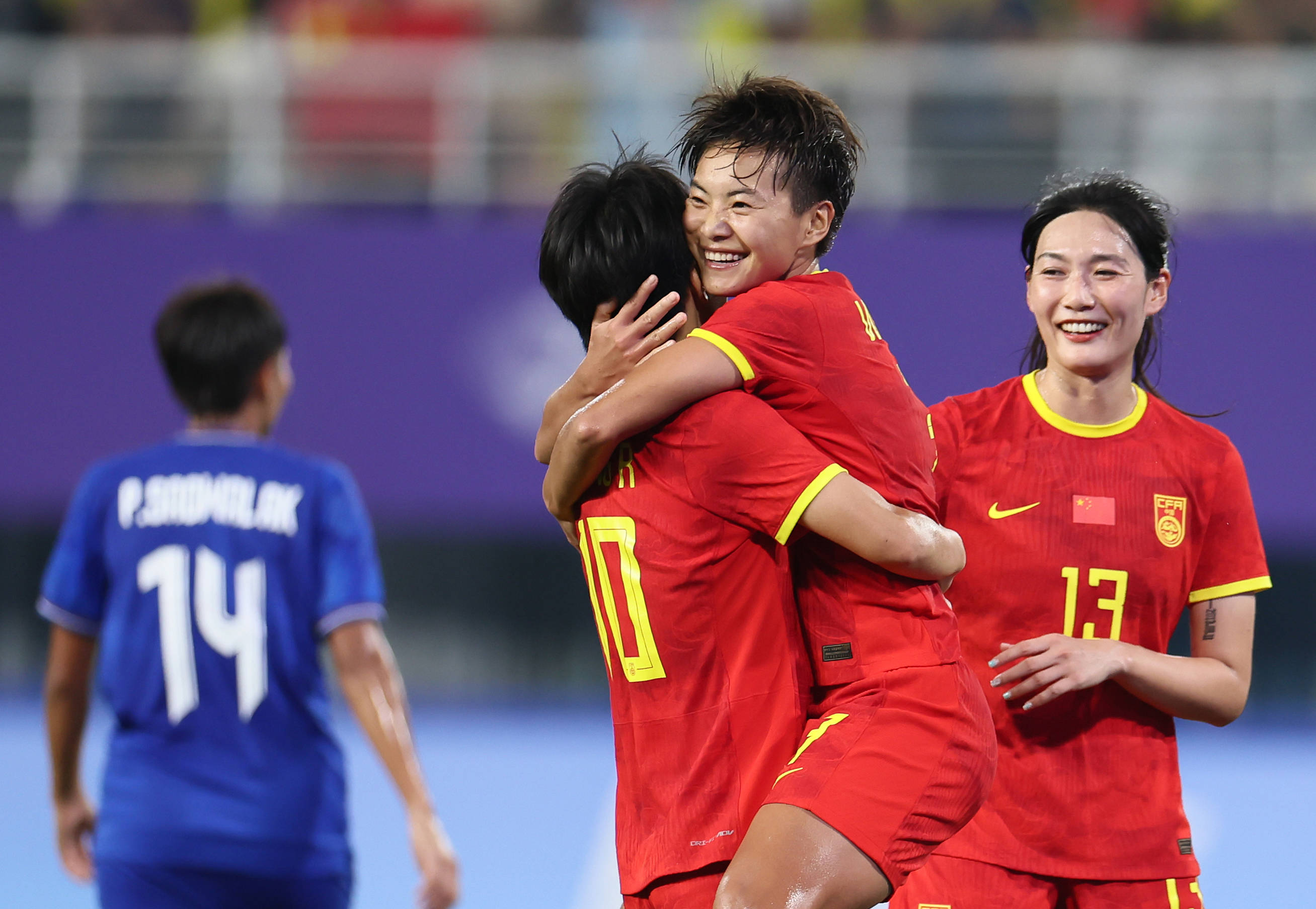 亚洲杯华丽开幕，中国女足引发热议