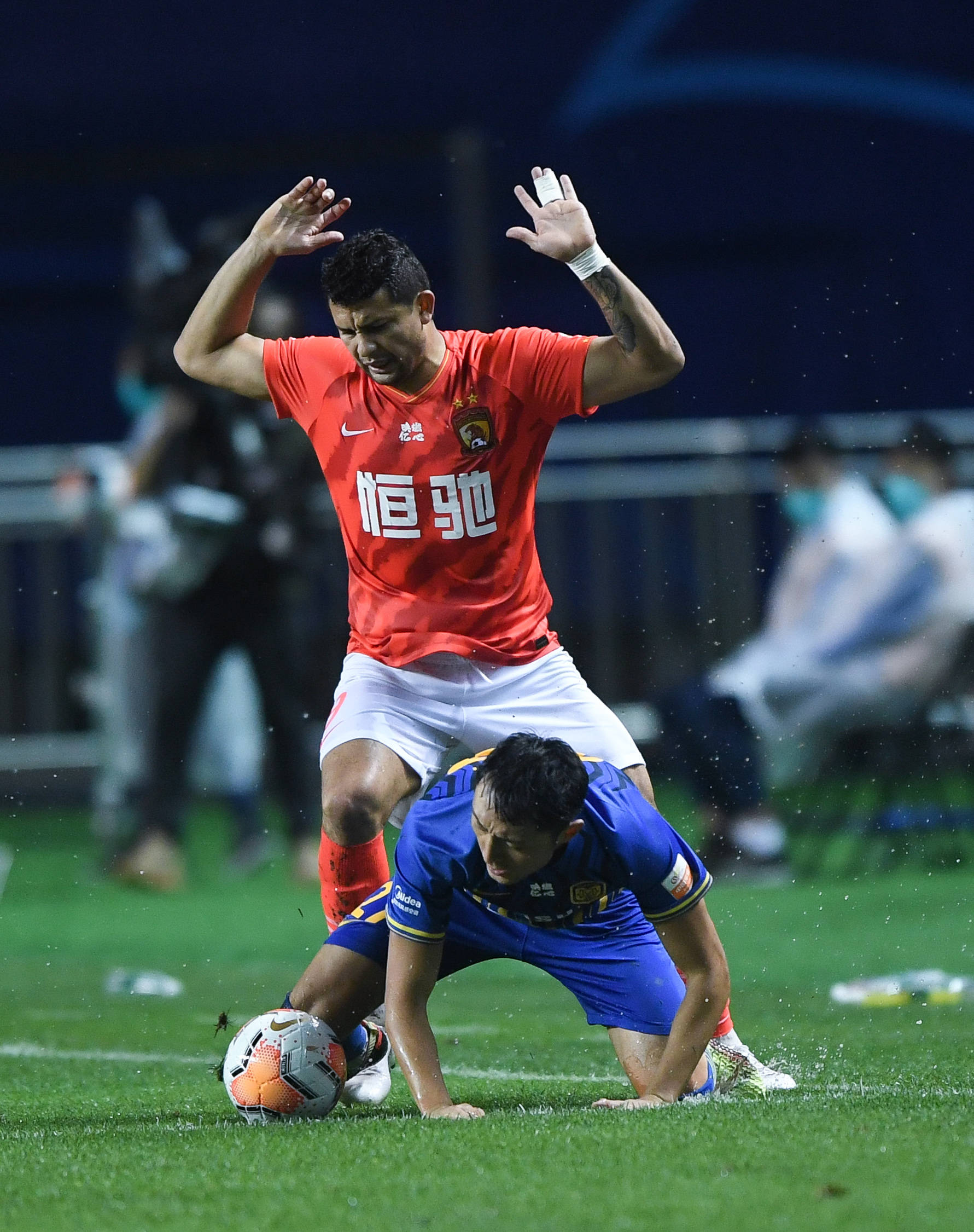 包含恒大再度登顶，中超胜利锦上添花！的词条