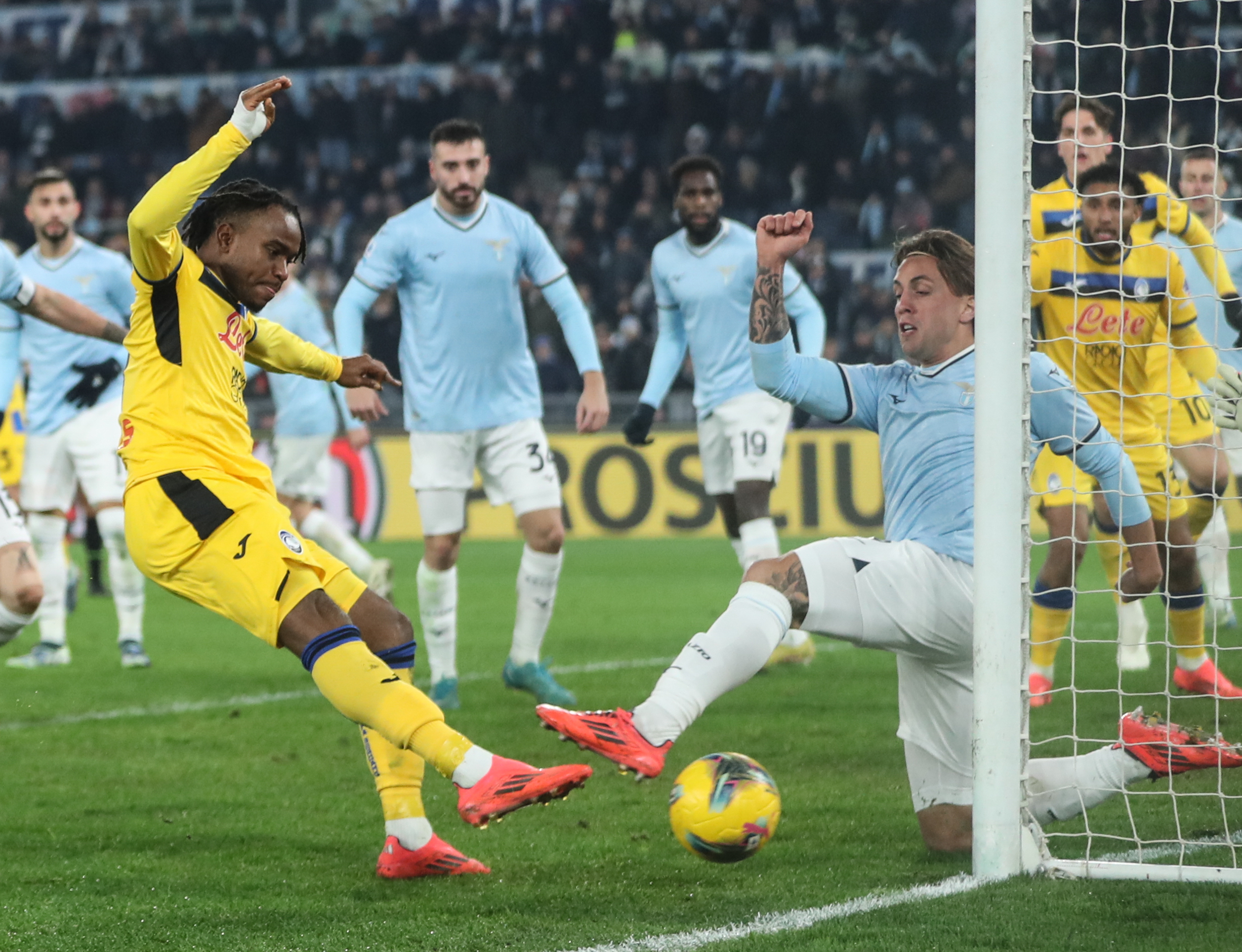 意甲赛场状态起伏不定，球队打破常规