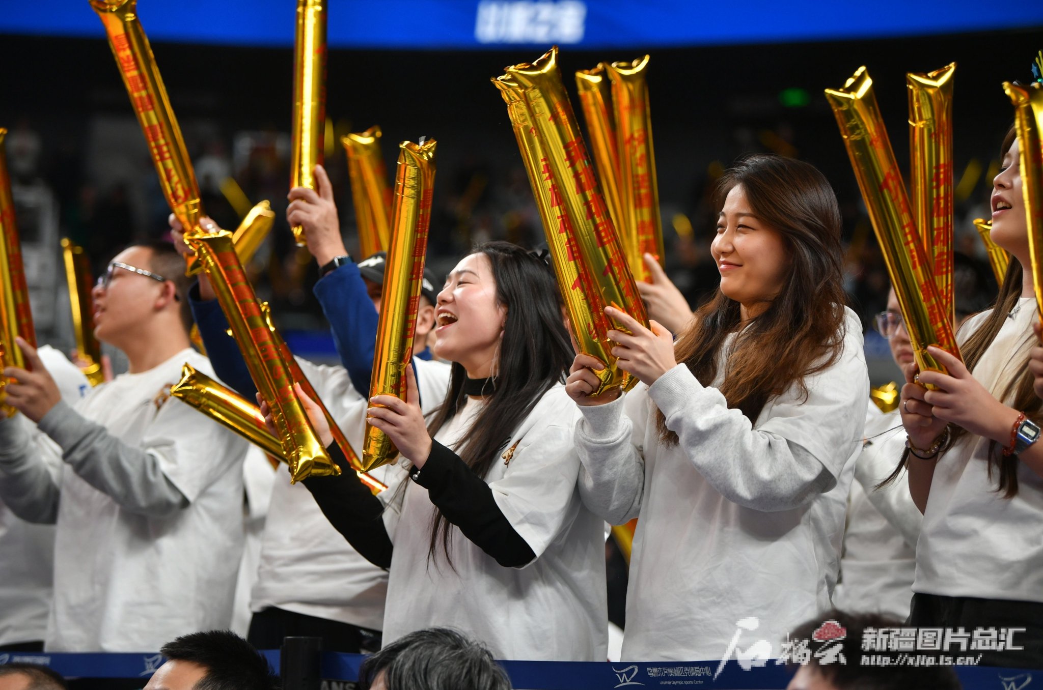 比赛现场热闹非凡！球迷们欢呼雀跃