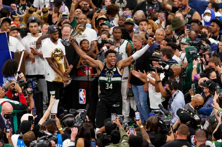 雄鹿队球星收获生涯首个总冠军戒指，事业迈上新高峰的简单介绍