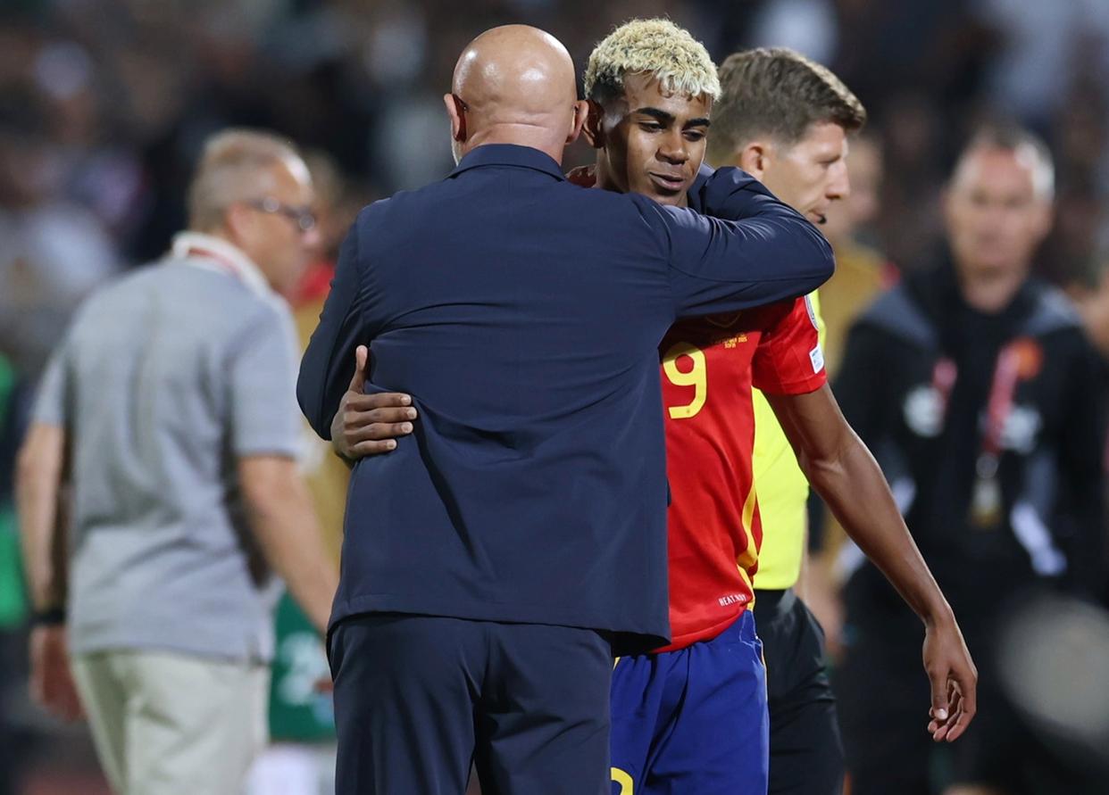 包含荷兰客场战胜西班牙，夺得宝贵三分的词条